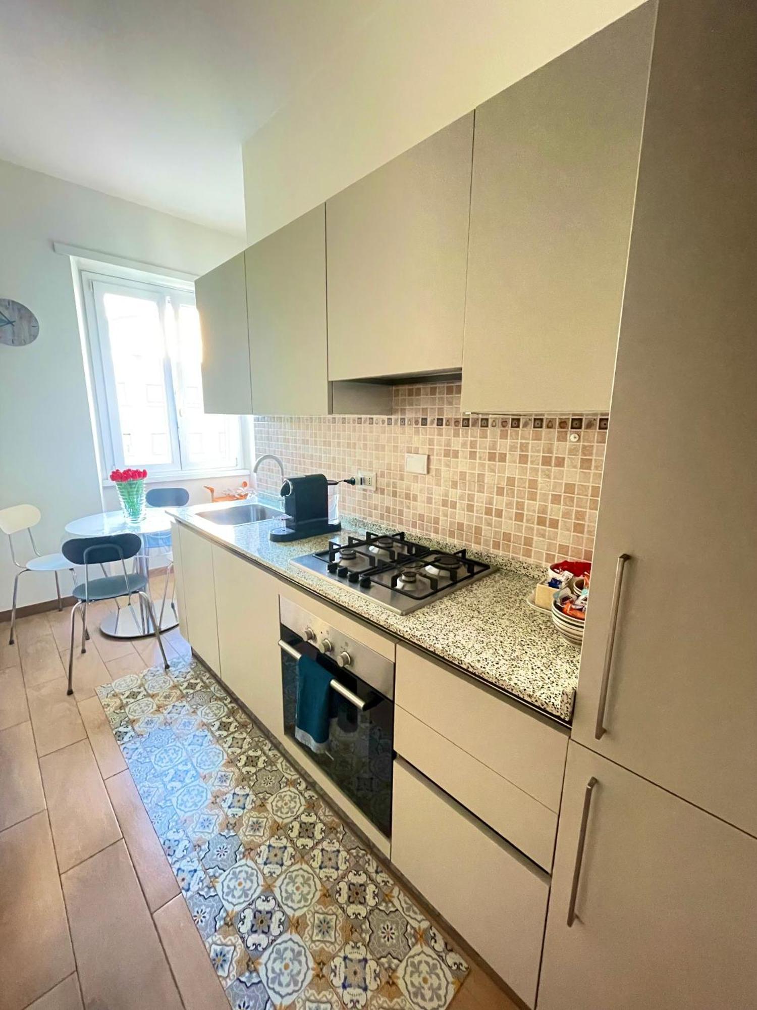 Lucens Domus Appartamento Roma Quartiere Trieste - Vicino Metro B1 - Екстериор снимка