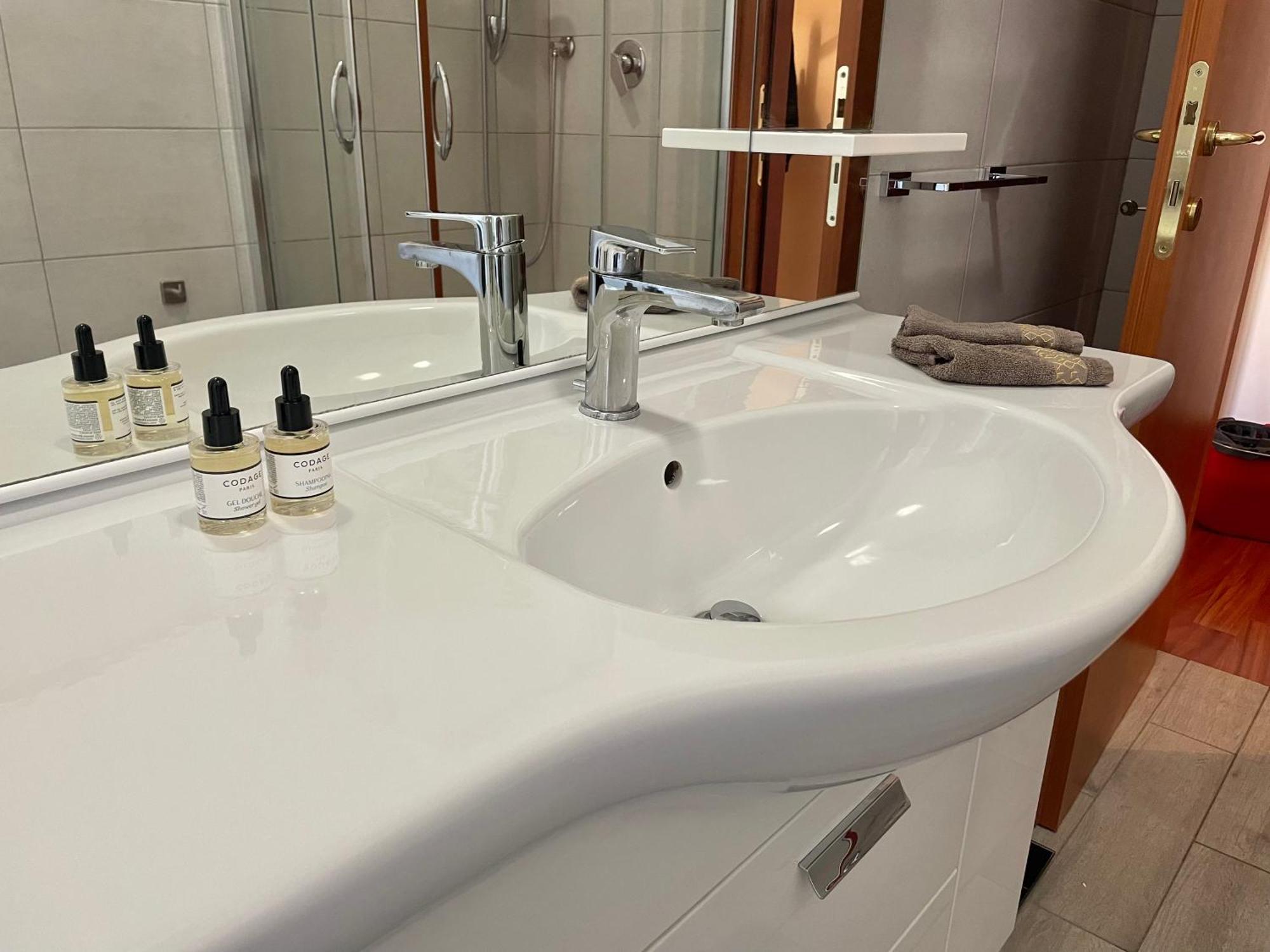 Lucens Domus Appartamento Roma Quartiere Trieste - Vicino Metro B1 - Екстериор снимка